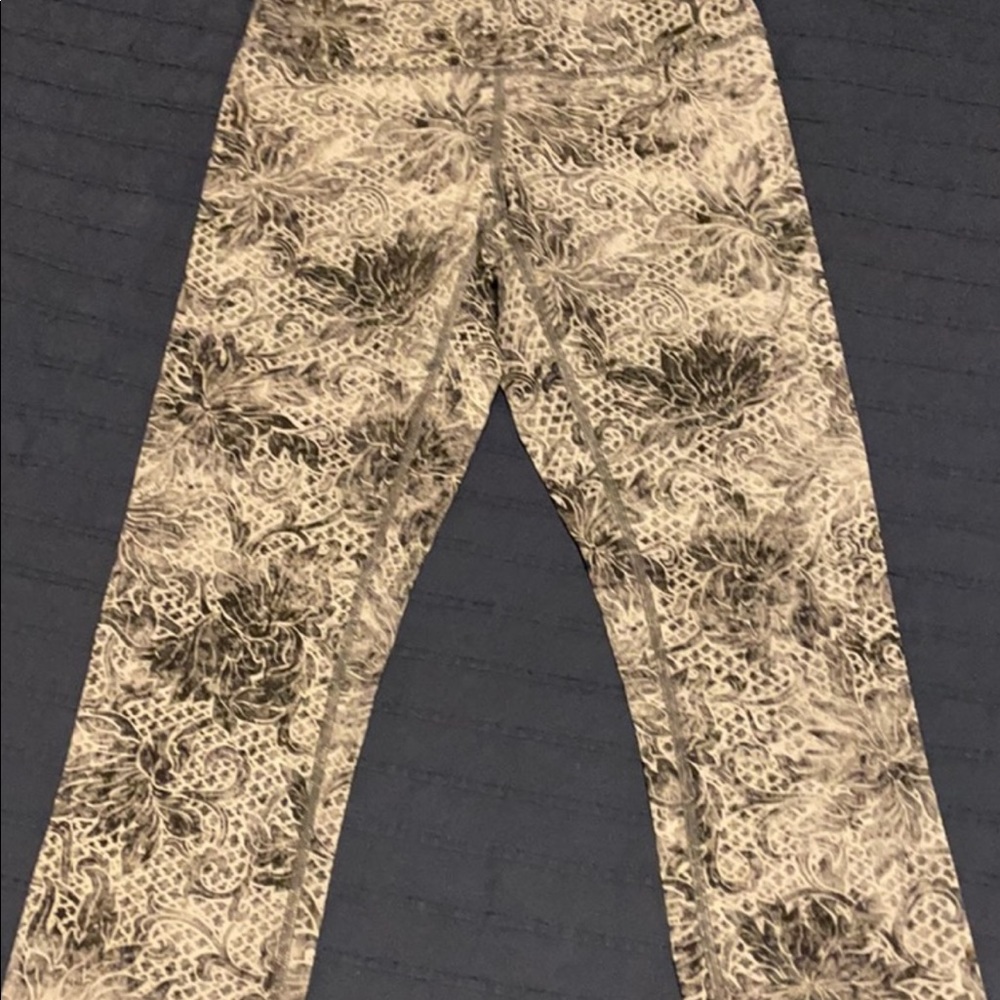 Lululemon Wonder Under Crops. High rise. Size 6.